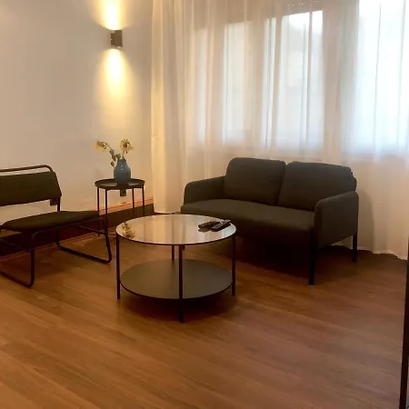 Comfortable And Spacious In One Of Belgrade's Exclusive Neighbourhoods 아파트 베오그라드